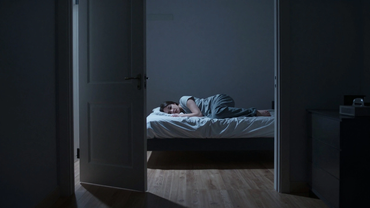 Как правильно ставить кровать относительно двери: ошибки, которые портят сон