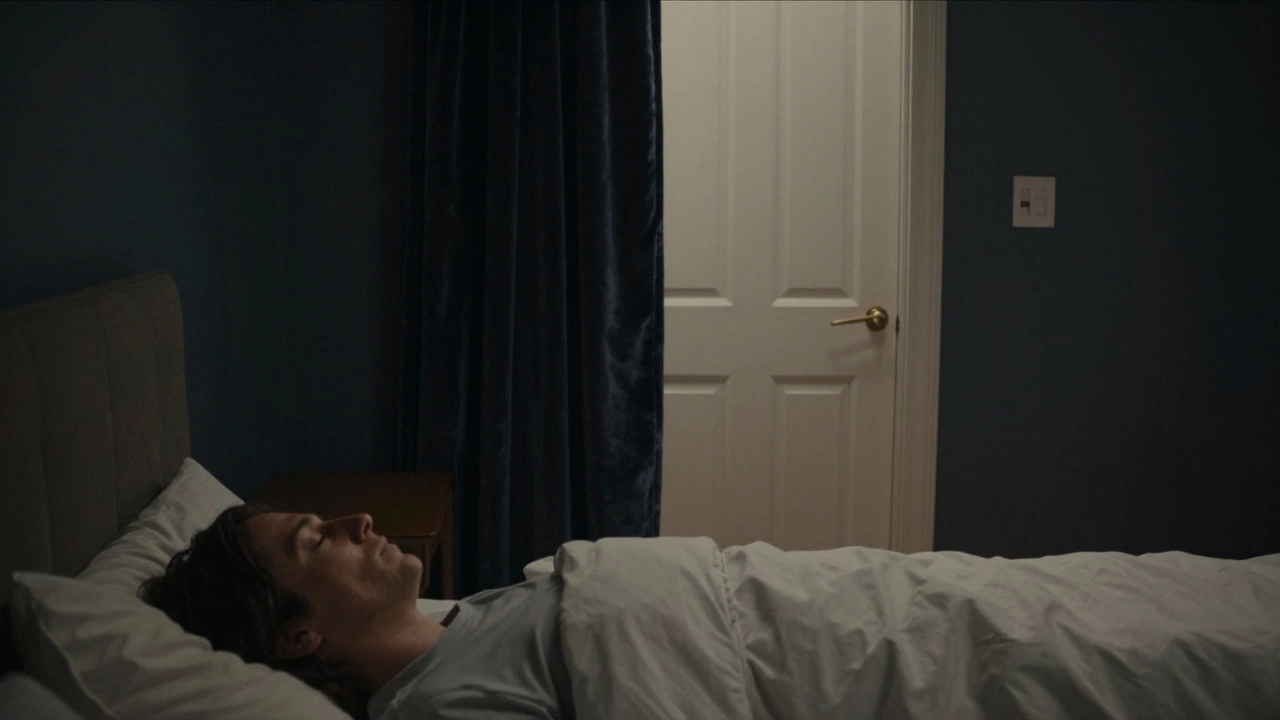 Человек в кровати с закрытыми глазами, дверь под углом, прикроватная тумба как барьер, тёмная комната с тёплым светом.
